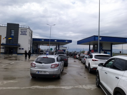 Trafic intensiv la vama Palanca din cauza unor probleme tehnice. Cozi de masini la intrarea in tara - FOTO