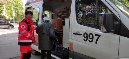 Bataie pe o strada din capitala. Un barbat - transportat de urgenta la spital - FOTO