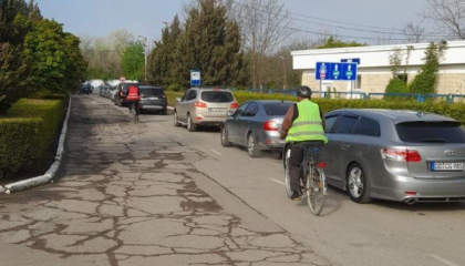 Trafic intensiv la vama Sculeni. Cozi de masini la intrare si iesire din Republica Moldova - FOTO Trafic intensiv la vama Sculeni. Cozi de masini la intrare si iesire din Republica Moldova - FOTO