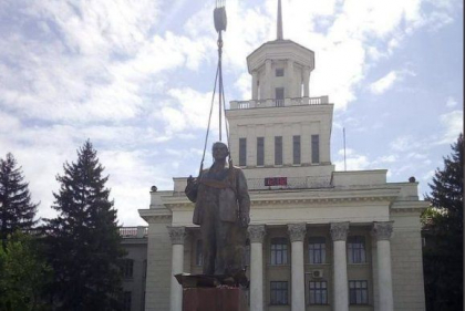 Rusia sterge identitatea ucraineana in zonele ocupate. Magazine cu patroni rusi, plata in ruble, iar statuia lui Lenin revine pe soclu - FOTO