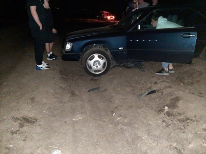 Un Mercedes a ajuns intr-un sant, dupa ce soferul a pierdut controlul volanului, la iesire din Bacioi - FOTO Un Mercedes a ajuns intr-un sant, dupa ce soferul a pierdut controlul volanului, la iesire din Bacioi - FOTO