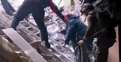 Primele imagini cu civilii scosi din subsolurile uzinei Azovstal - VIDEO Primele imagini cu civilii scosi din subsolurile uzinei Azovstal - VIDEO