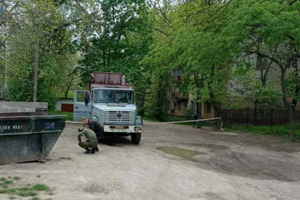 O bucata de mina - gasita intr-un tomberon de gunoi, la Tiraspol. Zona - incercuita - FOTO O bucata de mina - gasita intr-un tomberon de gunoi, la Tiraspol. Zona - incercuita - FOTO