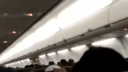 Clipe de groaza la bordul unui avion. 17 oameni au fost raniti din cauza turbulentelor - VIDEO