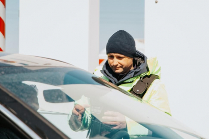 Au facut cale intoarsa. Doi soferi straini - prinsi cu persmise falsificate la vama Palanca