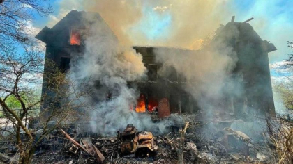 Rusii au distrus un liceu din Lugansk. Cladirea, din secolul al XIX-lea, a rezistat celor doua razboaie mondiale - FOTO/VIDEO