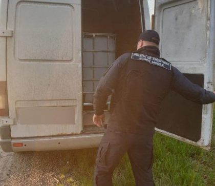 2,3 tone de alcool adus ilegal din regiunea transnistreana  - confiscat in timpul trasnportarii, la Ungheni. Politia: „Era o afacere de familie” - VIDEO