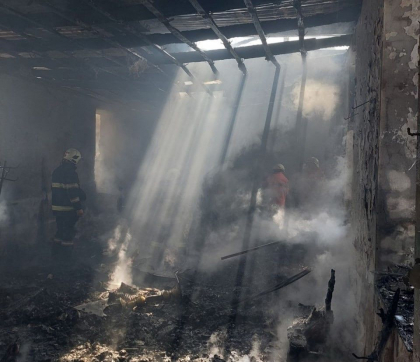 Au ramas doar ruine, dupa ce o biserica a fost cuprinsa de flacari, la Calarasi. Cinci echipaje de pompieri au intervenit - FOTO
