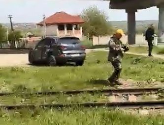 Accident pe o trecere de cale ferata. O masina a fost lovita de o locomotiva, la Singera - VIDEO

