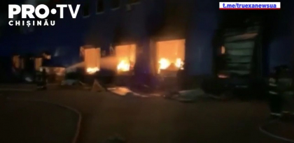 Un incendiu devastator a cuprins noaptea trecuta depozitul unei edituri din Federatia Rusa
