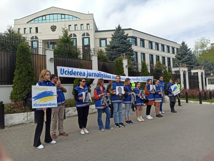 Manifestatii in fata Ambasadei Rusiei la Chisinau: „Uciderea jurnalistilor nu va ascunde ororile razboiului” - FOTO Manifestatii in fata Ambasadei Rusiei la Chisinau: „Uciderea jurnalistilor nu va ascunde ororile razboiului” - FOTO