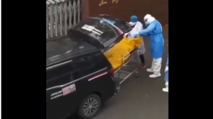 Imagini virale cu momentul in care legistii care transportau un barbat intr-un sac de cadavre au vazut ca e viu. Ancheta la Shanghai - VIDEO