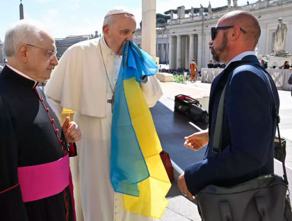 Papa Francisc spune ca NATO ar putea fi de vina pentru invadarea Ucrainei, pentru ca a „latrat” la usa Rusiei Papa Francisc spune ca NATO ar putea fi de vina pentru invadarea Ucrainei, pentru ca a „latrat” la usa Rusiei