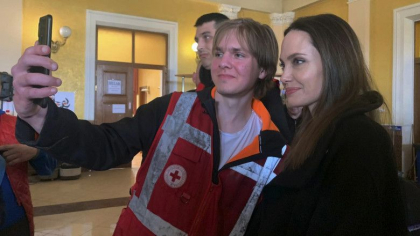 Angelina Jolie a povestit ce a vazut in orasul ucrainean Liov. „Nu are sens sa fie provocate astfel de daune copiilor” - FOTO Angelina Jolie a povestit ce a vazut in orasul ucrainean Liov. „Nu are sens sa fie provocate astfel de daune copiilor” - FOTO