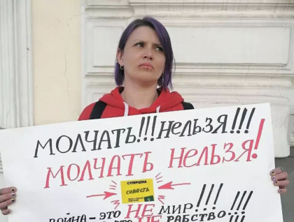 O activista rusa si-a cusut gura in semn de protest fata de razboi. Ce a patit pentru gestul ei - FOTO