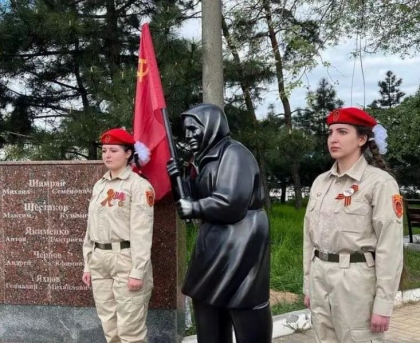 Babusca Ania, simbolul propagandei ruse pro-razboi, are statuie in Mariupol Babusca Ania, simbolul propagandei ruse pro-razboi, are statuie in Mariupol