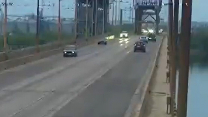 Momentul in care rachetele rusesti lovesc podul din Dnipro in timp ce masinile circula pe el - VIDEO Momentul in care rachetele rusesti lovesc podul din Dnipro in timp ce masinile circula pe el - VIDEO