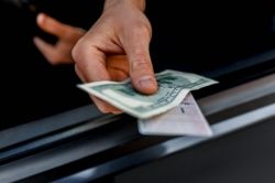 Ar fi luat mita 200 de euro pentru a nu documenta cazul unei persoane care a urcat baut la volan. Doi politisti - retinuti pentru 72 de ore 