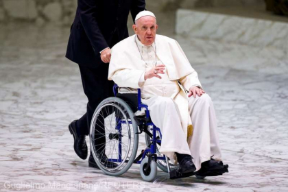 Papa, in fotoliu rulant in public, pentru prima data de la reaparitia problemelor la genunchi Papa, in fotoliu rulant in public, pentru prima data de la reaparitia problemelor la genunchi