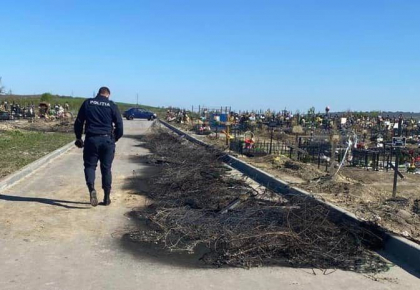 Peste 20 de cruci si 70 de coroane de flori - incendiate la cimitirul „Sfantul Lazar” din capitala. Politia: „Intreprindem toate masurile pentru identificarea persoanelor” Peste 20 de cruci si 70 de coroane de flori - incendiate la cimitirul „Sfantul Lazar” din capitala. Politia: „Intreprindem toate masurile pentru identificarea persoanelor”