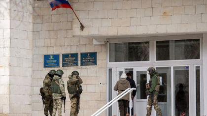 Ruble rusesti, steagul sovietic si Kremlin TV. Putin vrea control pe termen lung asupra oraselor ocupate in Ucraina Ruble rusesti, steagul sovietic si Kremlin TV. Putin vrea control pe termen lung asupra oraselor ocupate in Ucraina