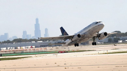 Pasager retinut dupa ce a deschis o usa a avionului in care era si a iesit pe aripa aeronavei Pasager retinut dupa ce a deschis o usa a avionului in care era si a iesit pe aripa aeronavei