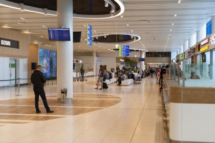 A incercat sa iasa din Moldova cu 20 mii de euro, fara a-i declara. O moldoveanca - retinuta pe Aeroportul International Chisinau A incercat sa iasa din Moldova cu 20 mii de euro, fara a-i declara. O moldoveanca - retinuta pe Aeroportul International Chisinau