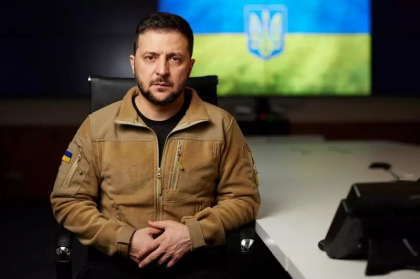 O jacheta de lana apartinand lui Volodimir Zelenski s-a vandut cu 90.000 de lire sterline la o licitatie la Londra O jacheta de lana apartinand lui Volodimir Zelenski s-a vandut cu 90.000 de lire sterline la o licitatie la Londra