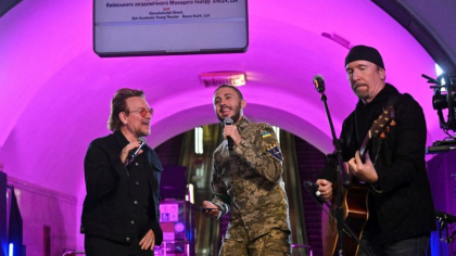 Bono, aparitie-surpriza la metroul din Kiev - VIDEO Bono, aparitie-surpriza la metroul din Kiev - VIDEO