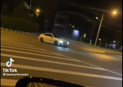 Drifturi pe o strada din capitala. Cum a fost suprins un sofer, conducandu-si automobilul - VIDEO
Drifturi pe o strada din capitala. Cum a fost suprins un sofer, conducandu-si automobilul - VIDEO