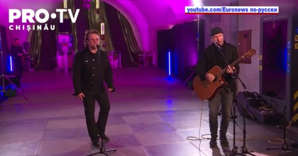 Solistul trupei rock irlandeze U2, Bono, si colegul sau, The Edge au sustinut, duminica, un concert surpriza, de 40 de minute, intr-o statie de metrou din capitala ucraineana Kiev, care e folosita drept adapost