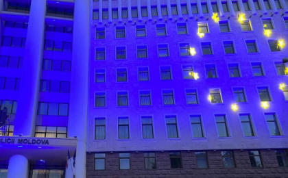 Cladirea Parlamentului Republicii Moldova - iluminata in culorile drapelului european - FOTO