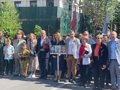 Cu panglica Sfantului Gheroghe in piept, membrii PSRM - prezenti la marsul Victoriei. De ce sotia fostului presedinte, Igor Dodon, nu poarta panglica - FOTO Cu panglica Sfantului Gheroghe in piept, membrii PSRM - prezenti la marsul Victoriei. De ce sotia fostului presedinte, Igor Dodon, nu poarta panglica - FOTO