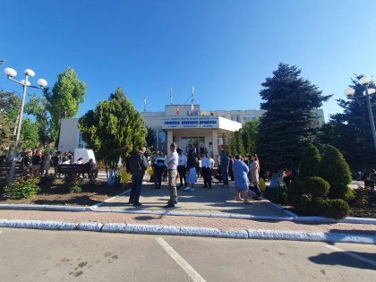 Cu flori in mana, oamenii din Comrat se aduna in fata primariei. Acestia urmeaza sa depuna flori la Memorialul Glorie - FOTO Cu flori in mana, oamenii din Comrat se aduna in fata primariei. Acestia urmeaza sa depuna flori la Memorialul Glorie - FOTO