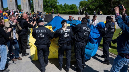 Drapelul Ucrainei, strans de politistii germani la Berlin. Reactia Kievului: Interzicerea simbolurilor ucrainene este o „eroare”