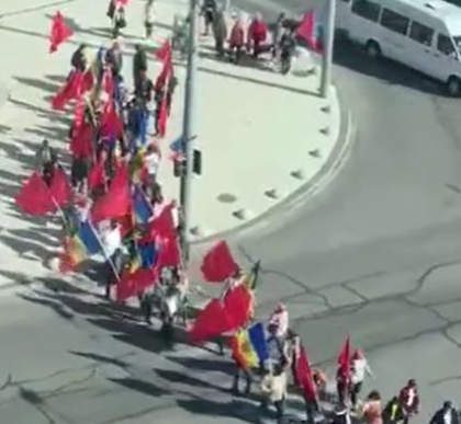 Cu steaguri in mana si portretele celor cazuti in razboi, mai multe persoane marsaluiesc pe strazile din capitala. Oamenii merg spre Piata Marii Adunari Nationale - VIDEO