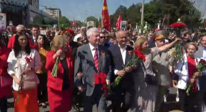 Vladimir Voronin - prezent la marsul Victoriei. Participantii au depus flori la Complexul memorial Eternitate - FOTO/VIDEO Vladimir Voronin - prezent la marsul Victoriei. Participantii au depus flori la Complexul memorial Eternitate - FOTO/VIDEO
