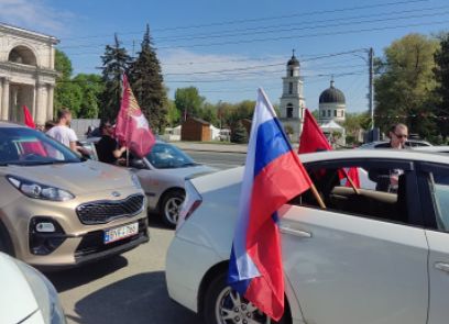 Cu steagurile Rusiei, a comunistilor si un drapel mare cu secerea si ciocanul, mai multi soferi au iesit cu automobilele in centrul capitalei, de 9 mai - FOTO/VIDEO Cu steagurile Rusiei, a comunistilor si un drapel mare cu secerea si ciocanul, mai multi soferi au iesit cu automobilele in centrul capitalei, de 9 mai - FOTO/VIDEO