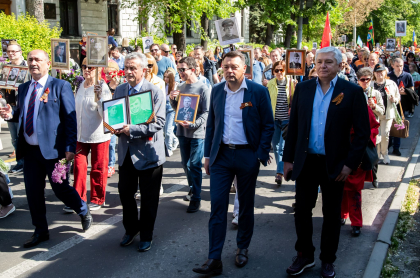 Politicienii care au purtat panglica Sfantului Gheorghe la marsul Victoriei risca o amenda de la 9 000 pana la 18 000 de lei - FOTO Politicienii care au purtat panglica Sfantului Gheorghe la marsul Victoriei risca o amenda de la 9 000 pana la 18 000 de lei - FOTO