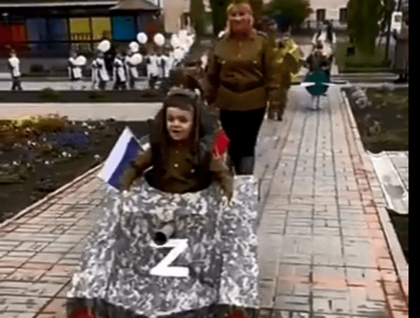 Defilare la gradinita. Copii din Rusia, pozati in uniforme militare, in tancuri de jucarie inscriptionate cu litera „Z”