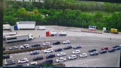 Trafic intensiv la vama Leuseni si Sculeni. Zeci de masini stau la coada pentru a intra in Republica Moldova Trafic intensiv la vama Leuseni si Sculeni. Zeci de masini stau la coada pentru a intra in Republica Moldova