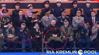 Putin, invelit cu o patura la parada militara din Piata Rosie. Rusii au anulat si Avionul Apocalipsei din cauza vremii
