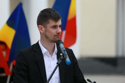 Vlad Biletchi: „Oamenii care au iesit la parada de 9 mai pentru a se bucura de genocidul celui de-al Doilea Razboi Mondial au primit de la socialisti cate 200 de lei” Vlad Biletchi: „Oamenii care au iesit la parada de 9 mai pentru a se bucura de genocidul celui de-al Doilea Razboi Mondial au primit de la socialisti cate 200 de lei”