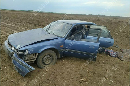 Accident cumplit in stanga Nistrului. Un copil a murit, soferul minor - la terapie intensiva, iar patru persoane - grav ranite, dupa ce masina in care se aflau s-a lovit puternic intr-un copac - FOTO