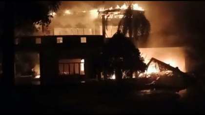 Revolta in Sri Lanka. Peste 50 de case ale politicienilor, incendiate de protestatari. „Foc de voie”, ordinul primit de armata - FOTO/VIDEO Revolta in Sri Lanka. Peste 50 de case ale politicienilor, incendiate de protestatari. „Foc de voie”, ordinul primit de armata - FOTO/VIDEO