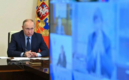 Cu o ora inaintea invaziei in Ucraina, Rusia ar fi facut o mutare decisiva pentru a-si pregati terenul. UE acuza guvernul rus ca e in spatele unui atac asupra unei retele de sateliti