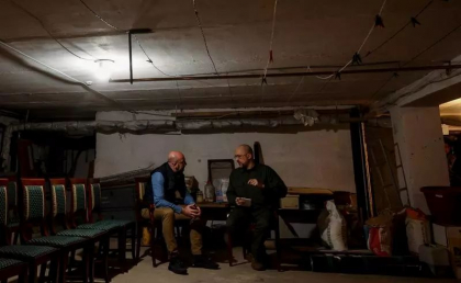 Imagini inedite: Presedintele Consiliului European si premierul Ucrainei discuta intr-un adapost, in timp ce rusii bombardeaza Odesa Imagini inedite: Presedintele Consiliului European si premierul Ucrainei discuta intr-un adapost, in timp ce rusii bombardeaza Odesa