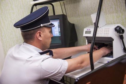 Si-a cumparat acte false cu 300 de euro. Un moldovean - retinut la vama Costesti