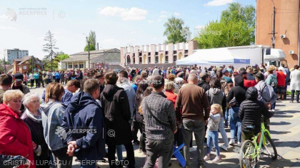  Ucraina. Populatia din Borodianka sta la cozi uriase pentru a primi alimente 