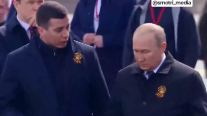Un barbat misterios vorbeste cu Putin de Ziua Victoriei, iar imaginile alimenteaza zvonurile ca el ar fi un posibil succesor - VIDEO